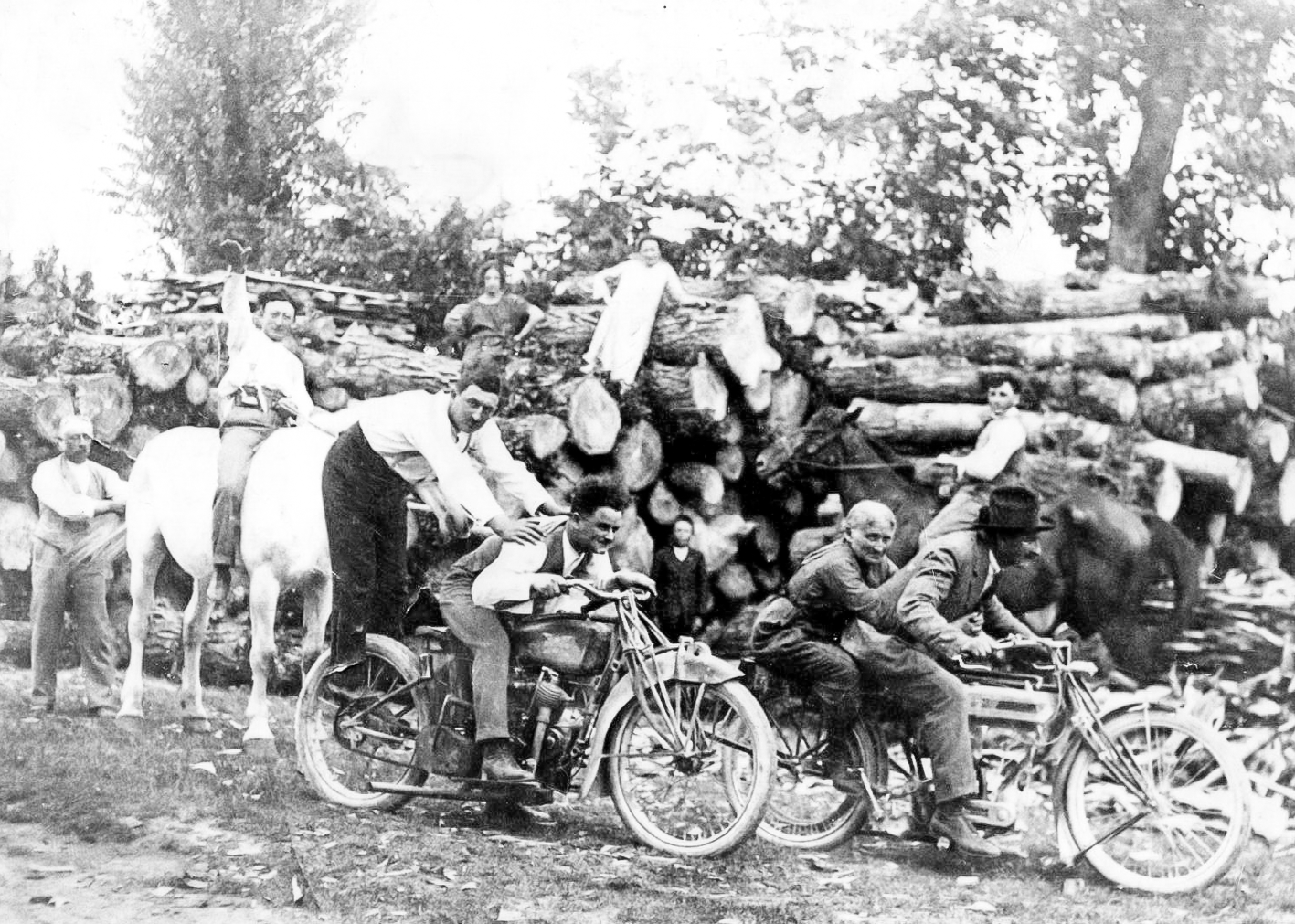 Famiglia Toselli con moto nel 1919