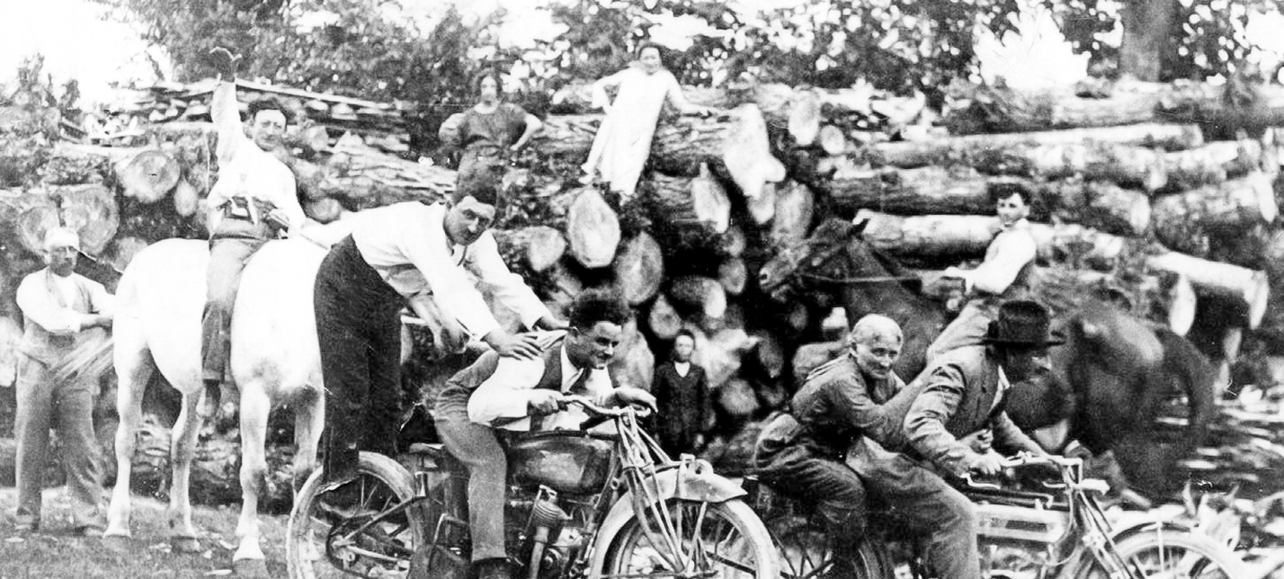 Famiglia Toselli con moto nel 1919