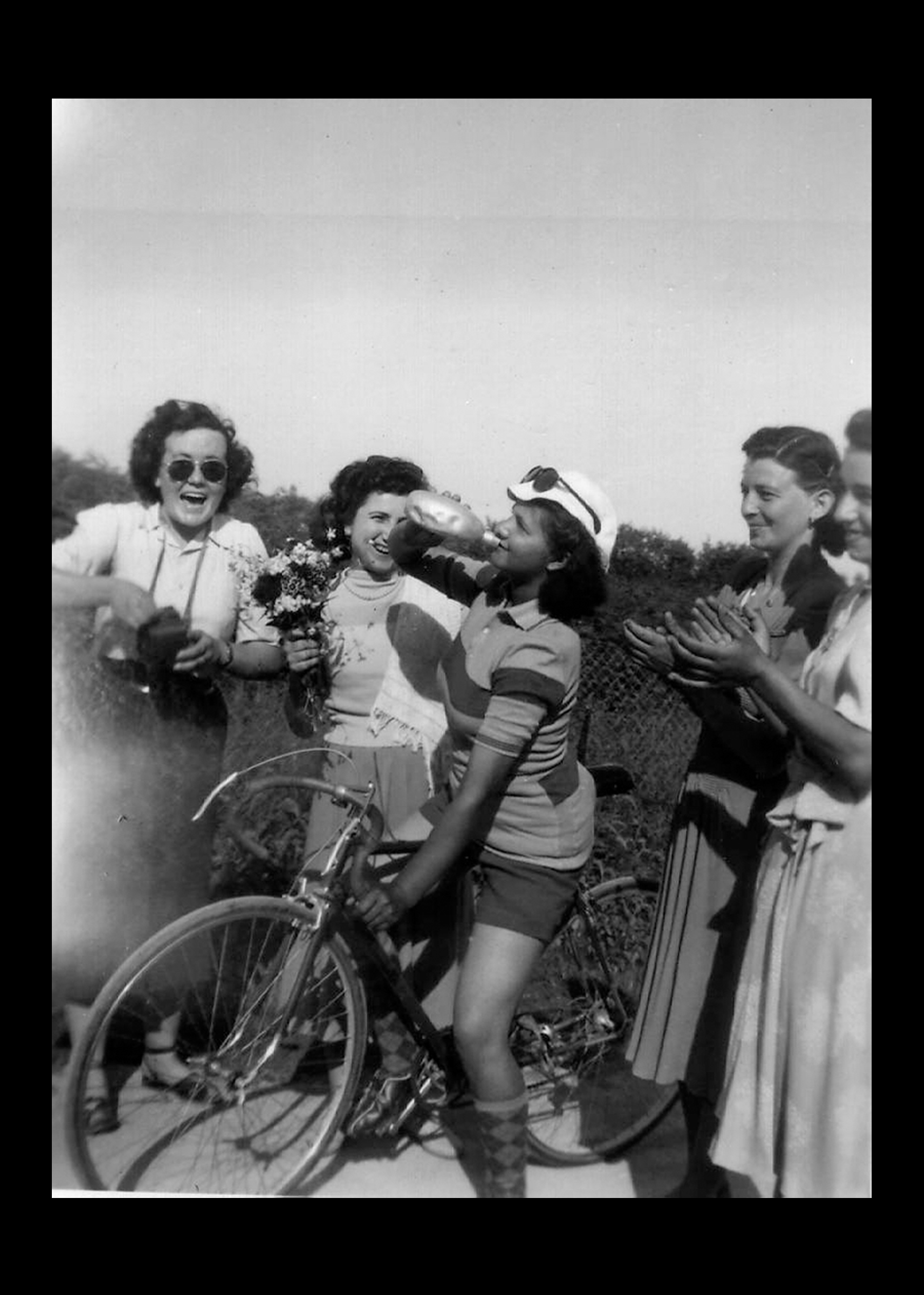 Ciclista con gruppo di ragazze