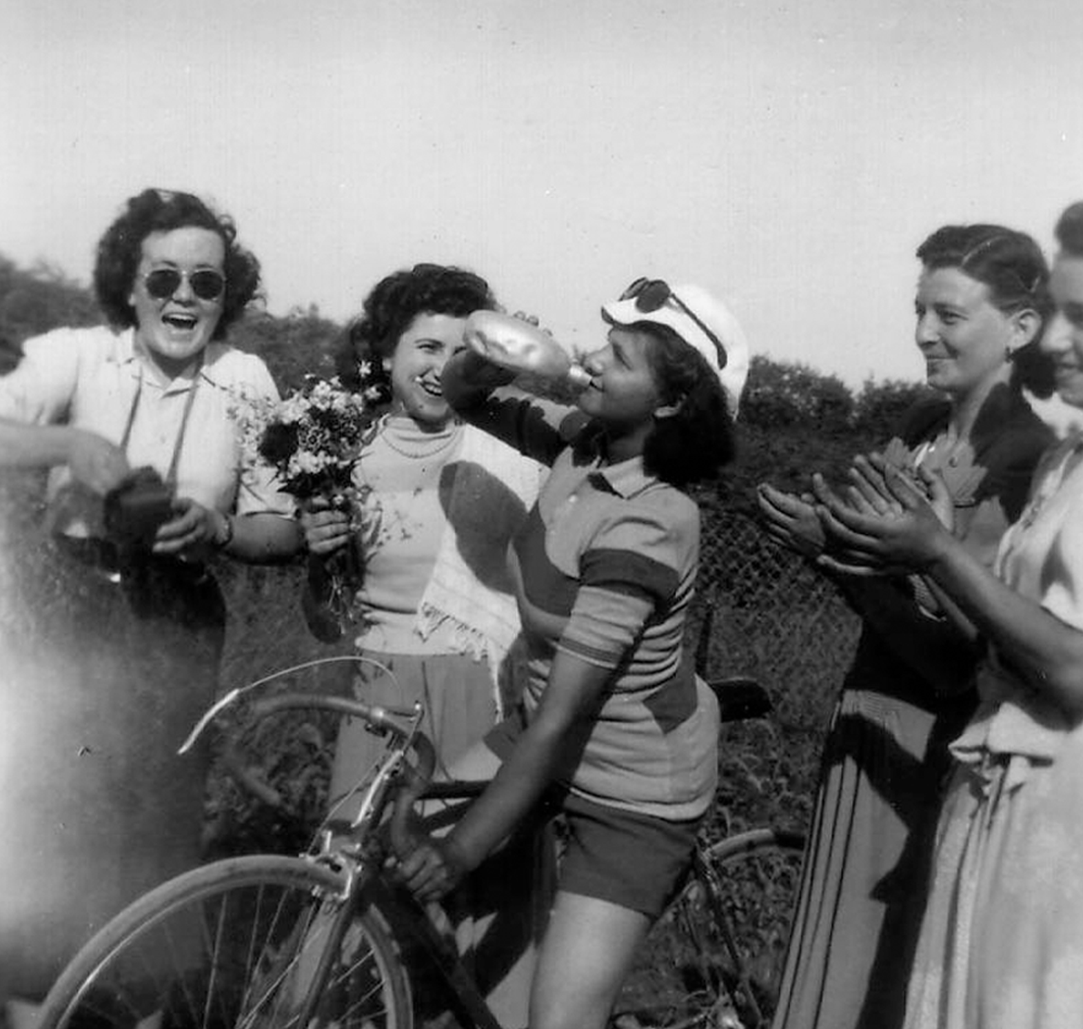 Ciclista con gruppo di ragazze