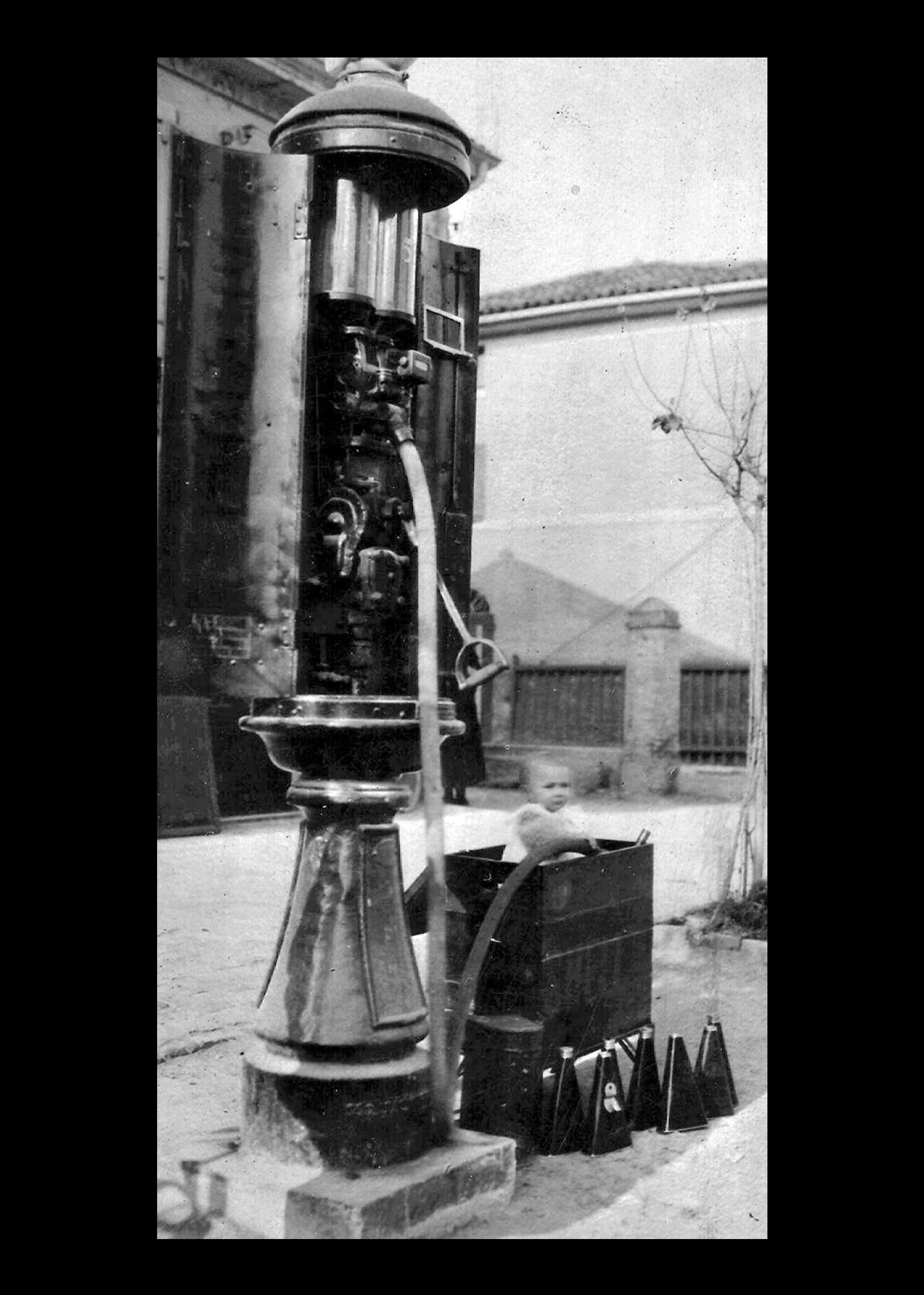 Distributore di carburante a Mirabello anni '30