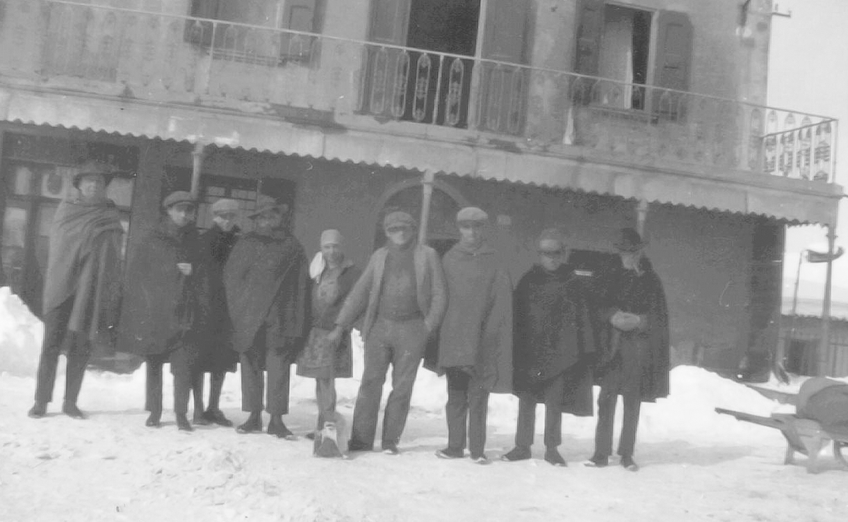 Popolani davanti all’ex casa Gaetano Govoni nel 1929