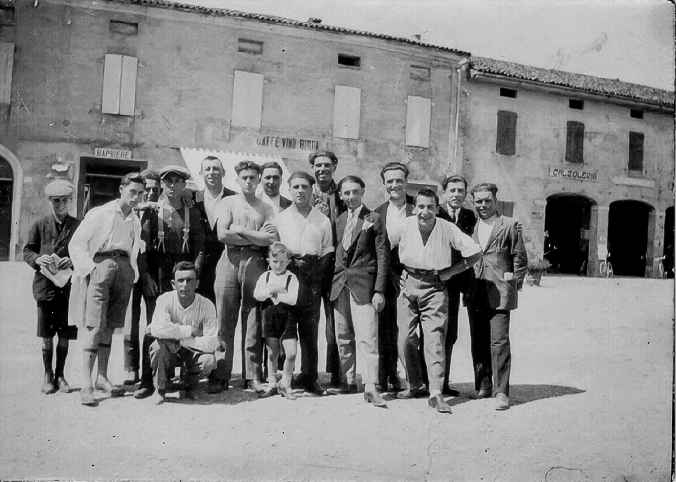 Giovani santagostinesi in Piazza Marconi nel 1927