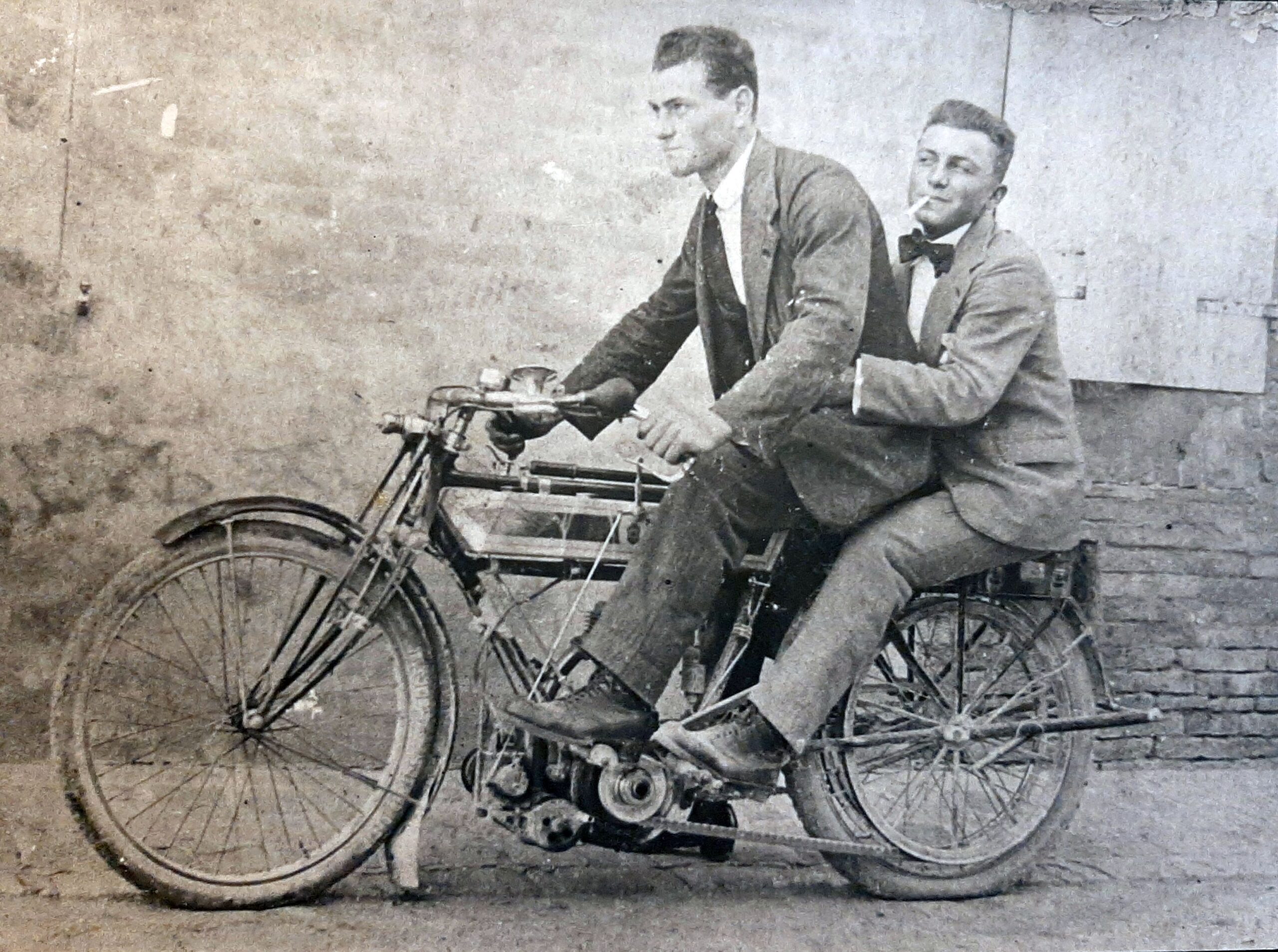 Giovani su motocicletta Triumph