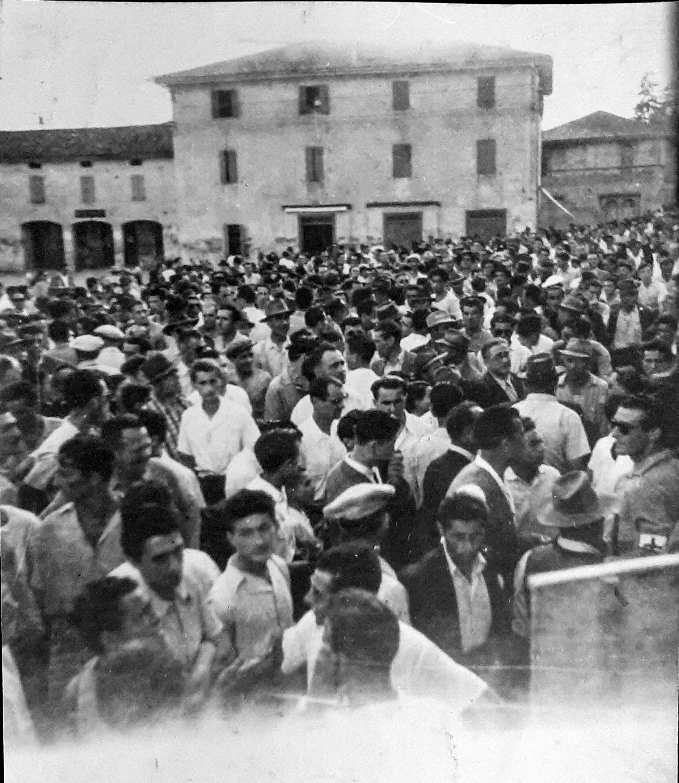 Piazza dopo la corsa